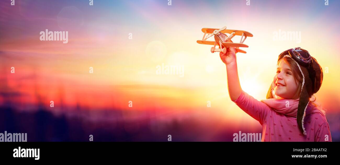 Kinderspiele Mit Flugzeug Bei Sonnenuntergang - Imagination Und Freedom Concept Stockfoto