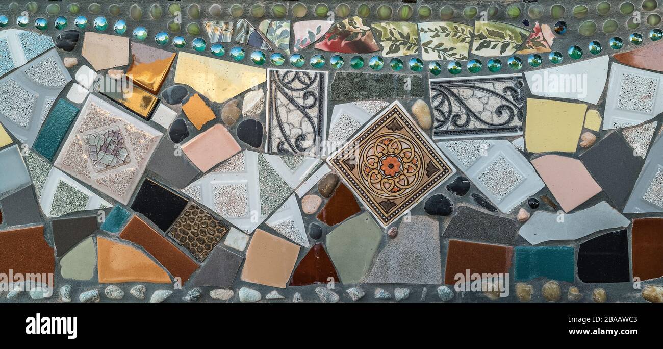 Mosaikfliesen mit verschiedenen Formen, Farben und Mustern Stockfoto