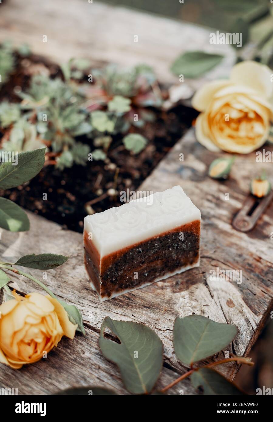 Verschiedene handgefertigte Naturseifen auf einem Vintage-Holztisch mit Dekoration Stockfoto