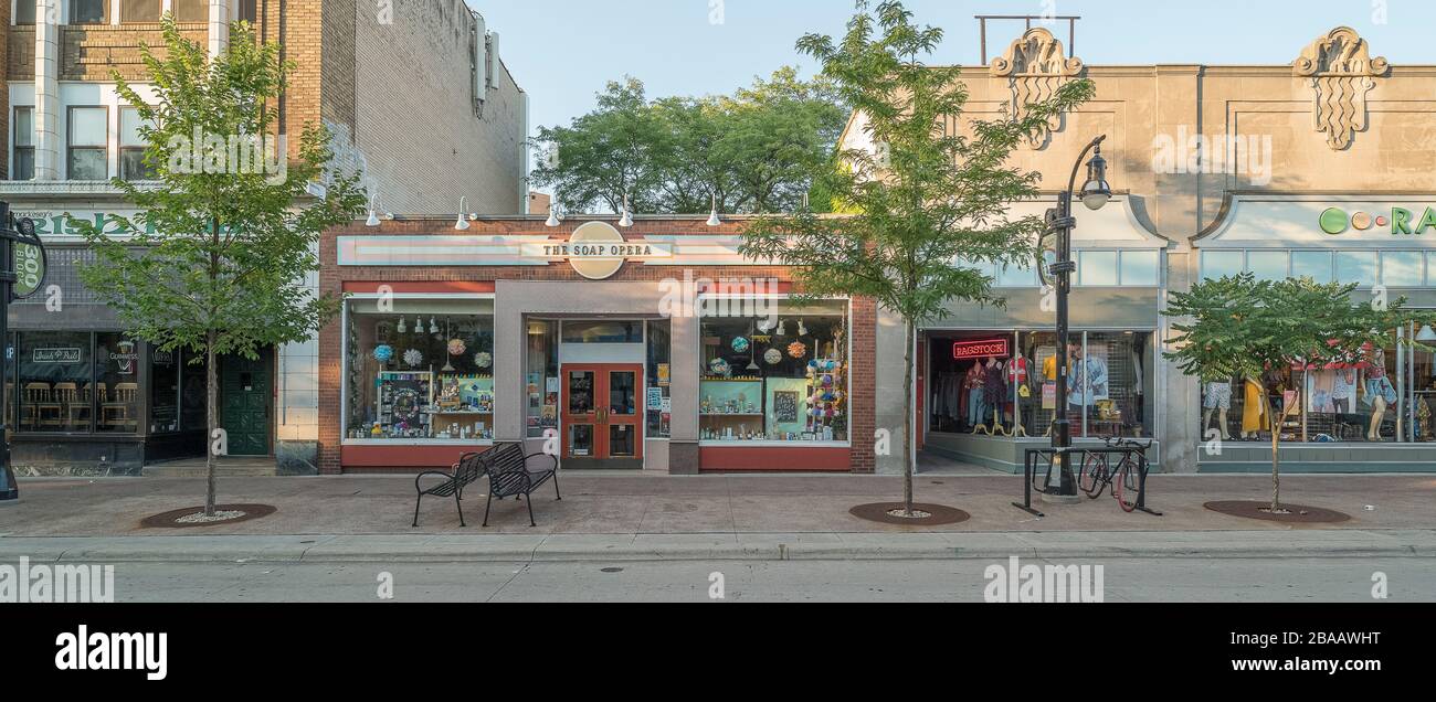 Blick auf Straße, Geschäfte und Straßenbelag, Madison, Dane County, Wisconsin, USA Stockfoto