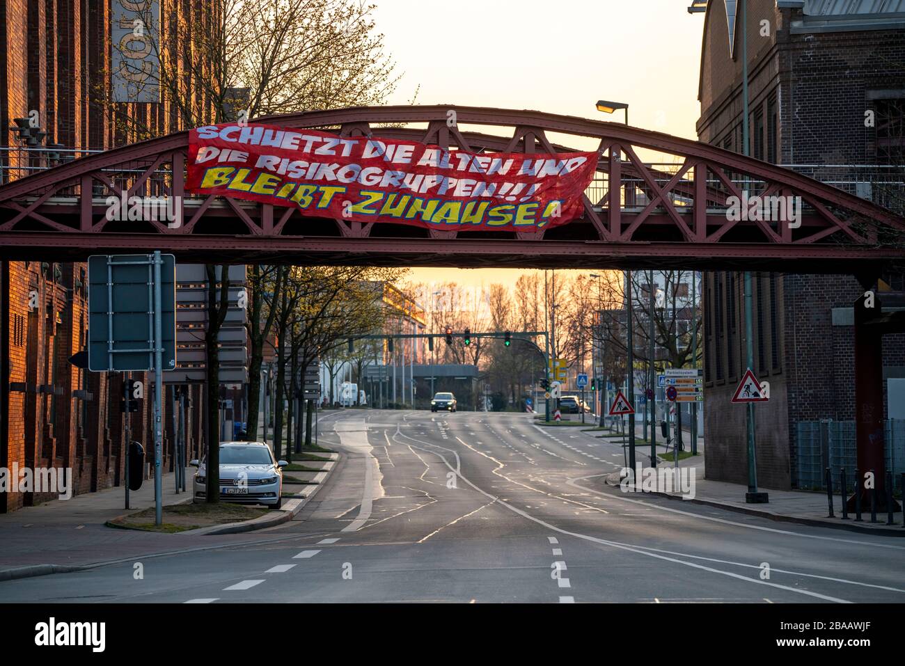 Großes Banner fordert die Menschen auf, zu Hause zu bleiben, fordert Solidarität, Altendorfer Straße, Veranstaltungen der Coronavirus Pandemie in Deutschland, Essen Stockfoto