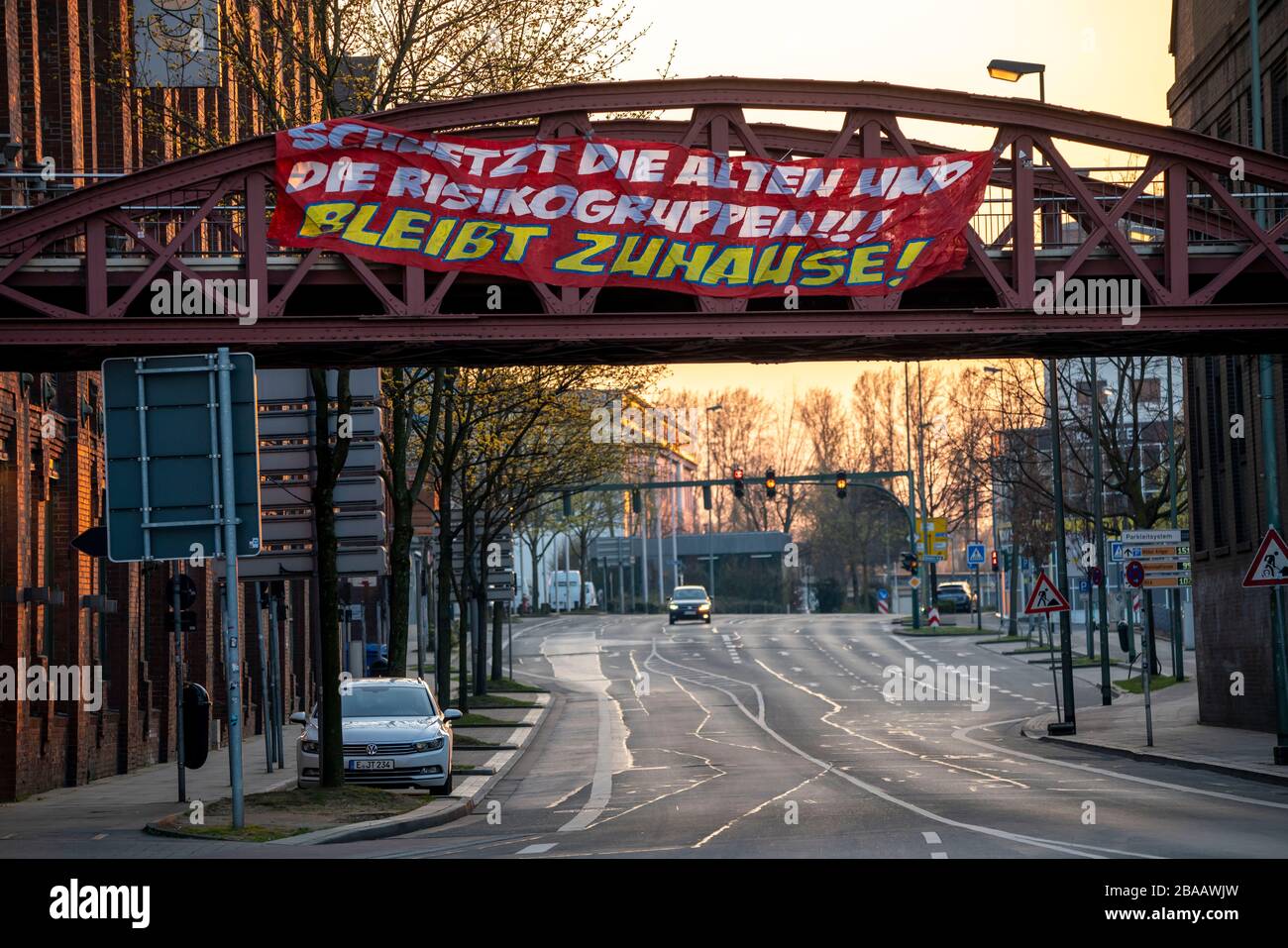 Großes Banner fordert die Menschen auf, zu Hause zu bleiben, fordert Solidarität, Altendorfer Straße, Veranstaltungen der Coronavirus Pandemie in Deutschland, Essen Stockfoto