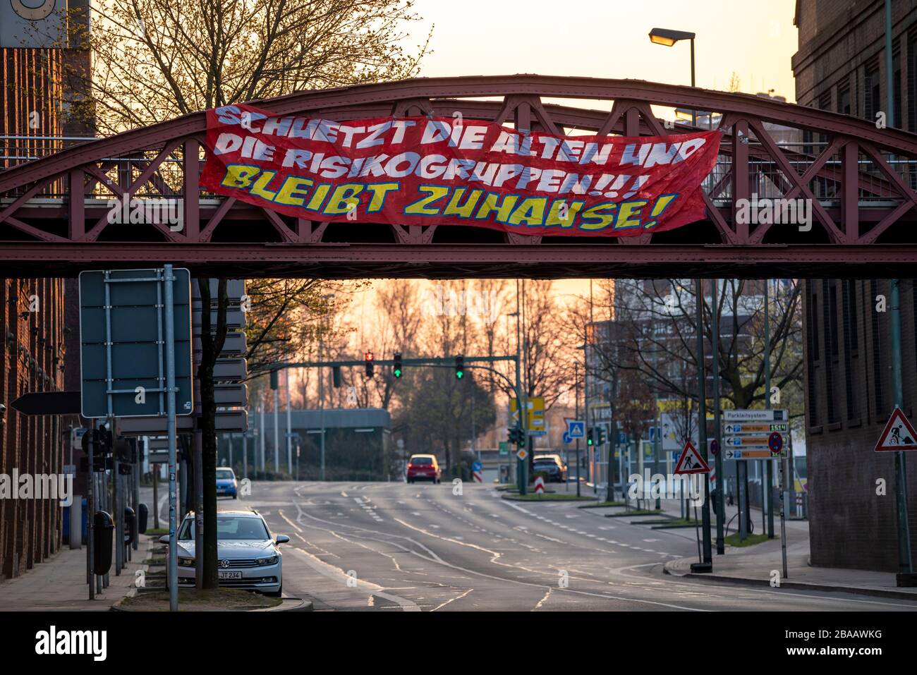 Großes Banner fordert die Menschen auf, zu Hause zu bleiben, fordert Solidarität, Altendorfer Straße, Veranstaltungen der Coronavirus Pandemie in Deutschland, Essen Stockfoto
