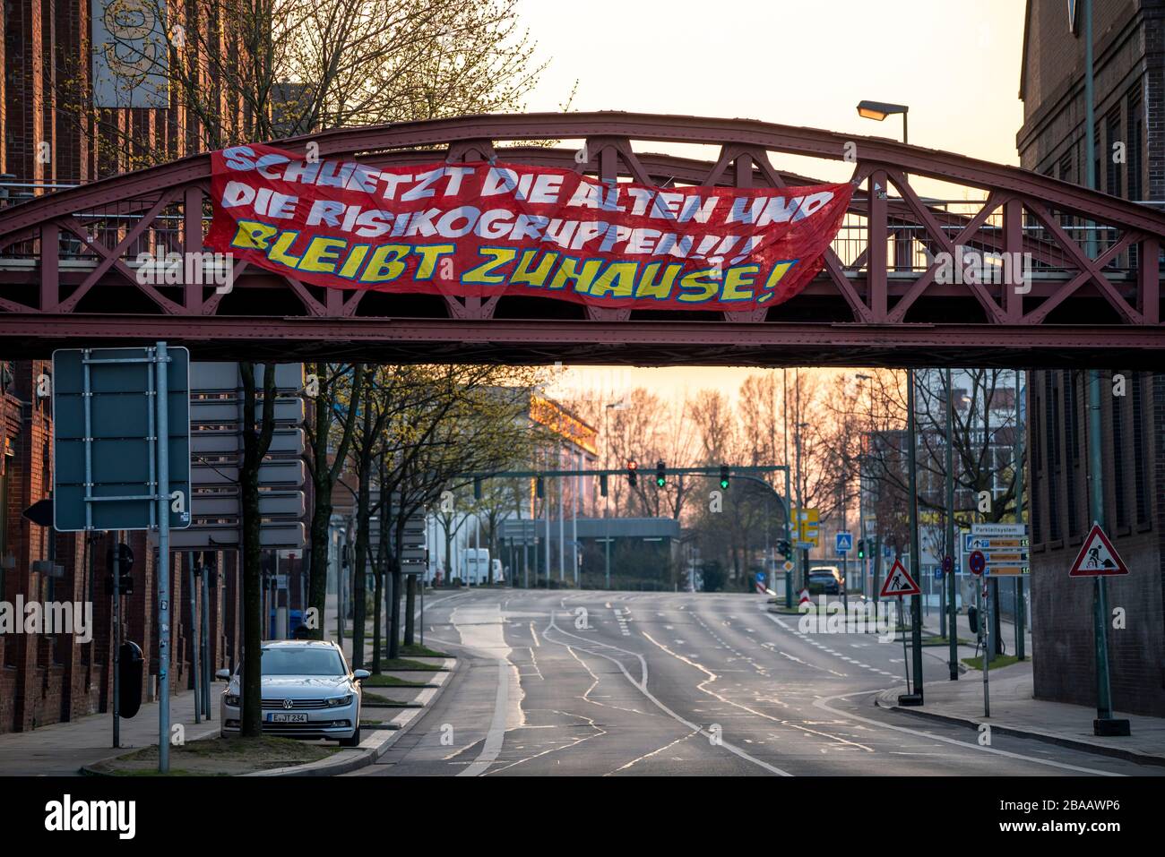 Großes Banner fordert die Menschen auf, zu Hause zu bleiben, fordert Solidarität, Altendorfer Straße, Veranstaltungen der Coronavirus Pandemie in Deutschland, Essen Stockfoto