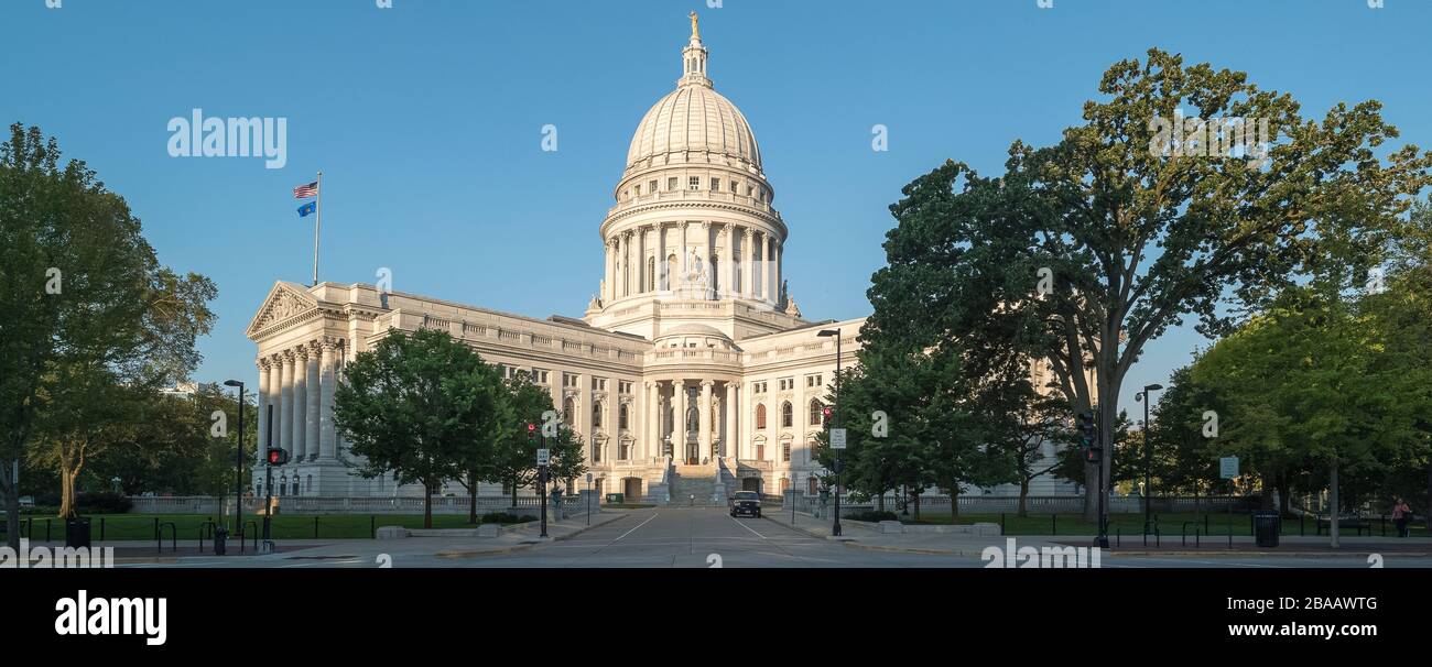Blick auf die Straße und den Eingang zum Wisconsin State Capitol, Madison, Dane County, Wisconsin, USA Stockfoto