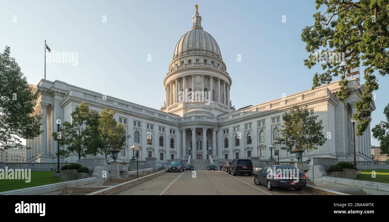 Blick auf die Straße und den Eingang zum Wisconsin State Capitol, Madison, Dane County, Wisconsin, USA Stockfoto
