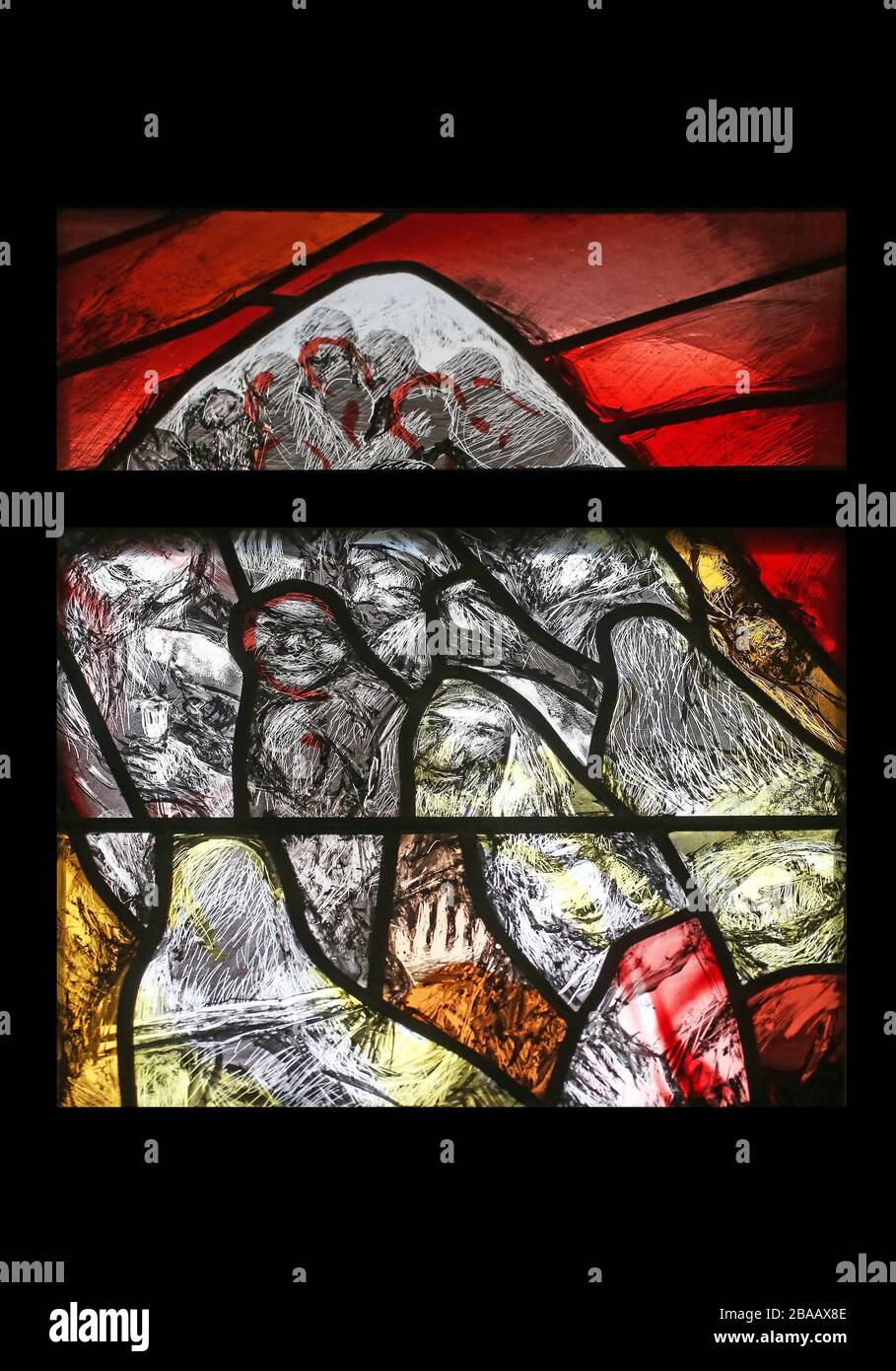 Die Reise der Nation am Ende des Tages auf dem Berg Sinai, Detail des Glasfensters von Sieger Koder in der St.-James-Kirche in Sontbergen, Ge Stockfoto