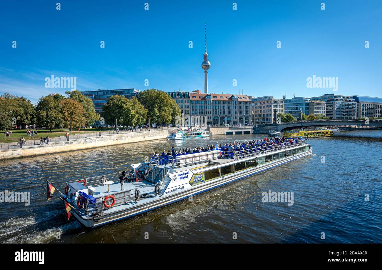 Berlin; ein Ausflugsdampfer mit Touristen segelt die Spree auf der Museumsinsel mit dem Fernsehturm im Hintergrund Stockfoto