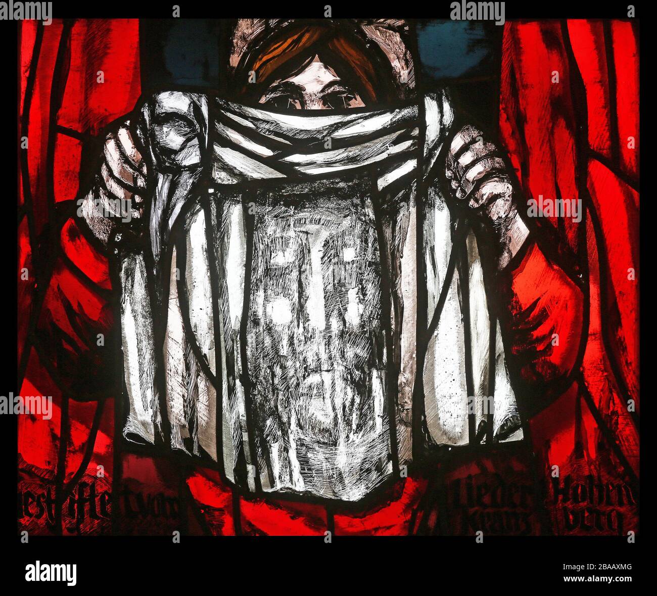 Veronica hält ihren Schleier, Dunkle Sonne von Karfreitag, Detail des Glasfensters von Sieger Koder in der St.-Jakobus-Kirche in Hohenberg, Deutschland Stockfoto