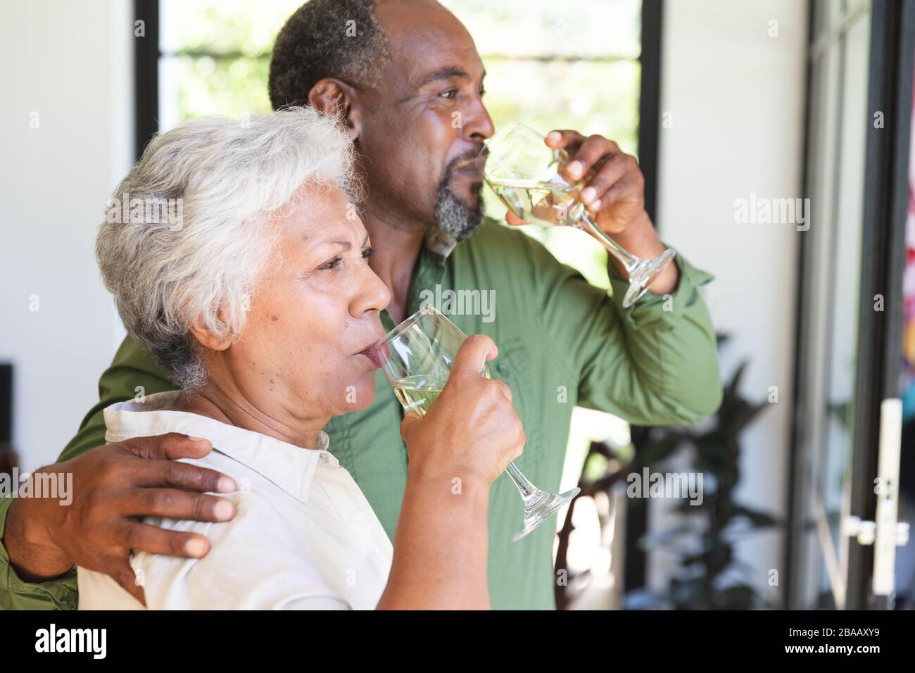 Älteres afroamerikanisches Paar trinkt Champagner Stockfoto