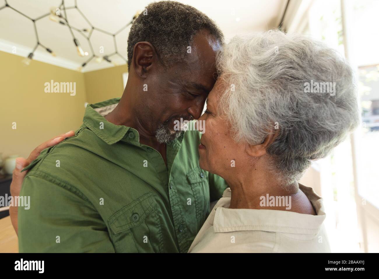 Älteres afroamerikanisches Paar kuschelnd Stockfoto