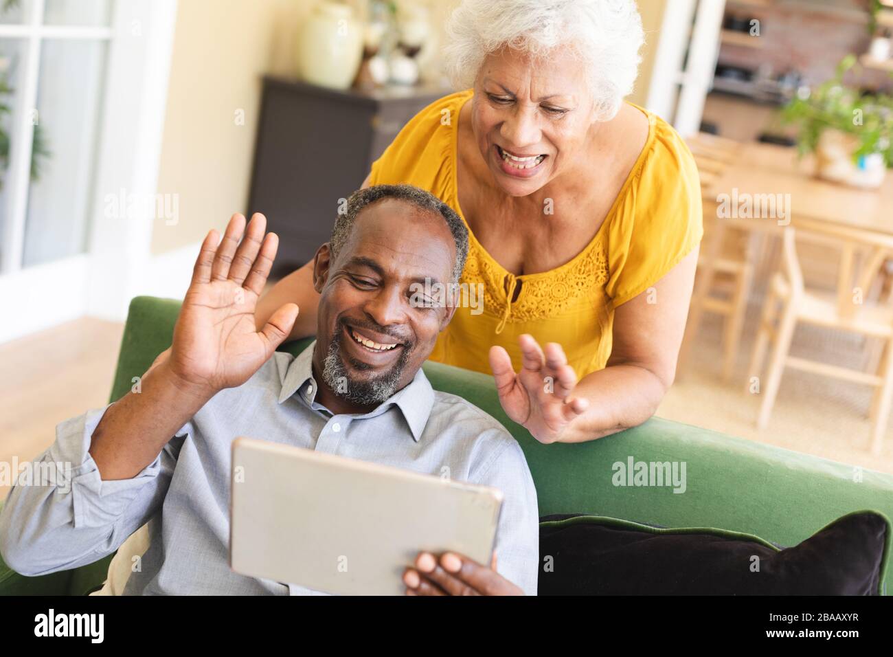 Älteres afroamerikanisches Paar, das digitale Tablette in einer Form verwendet Stockfoto