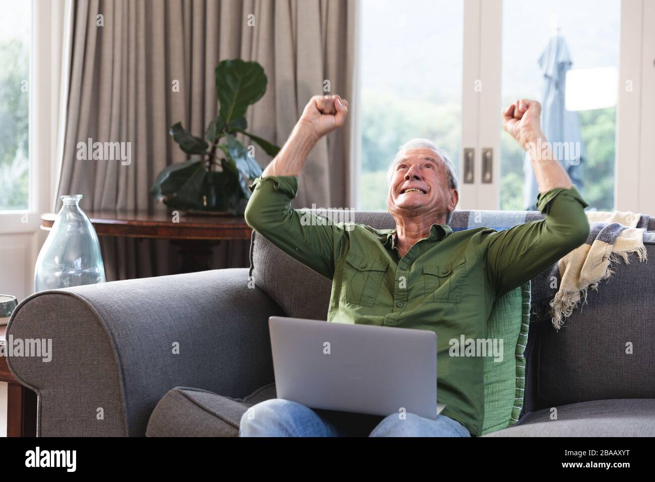 Kaukasischer Senior verwendet zu Hause Laptop Stockfoto