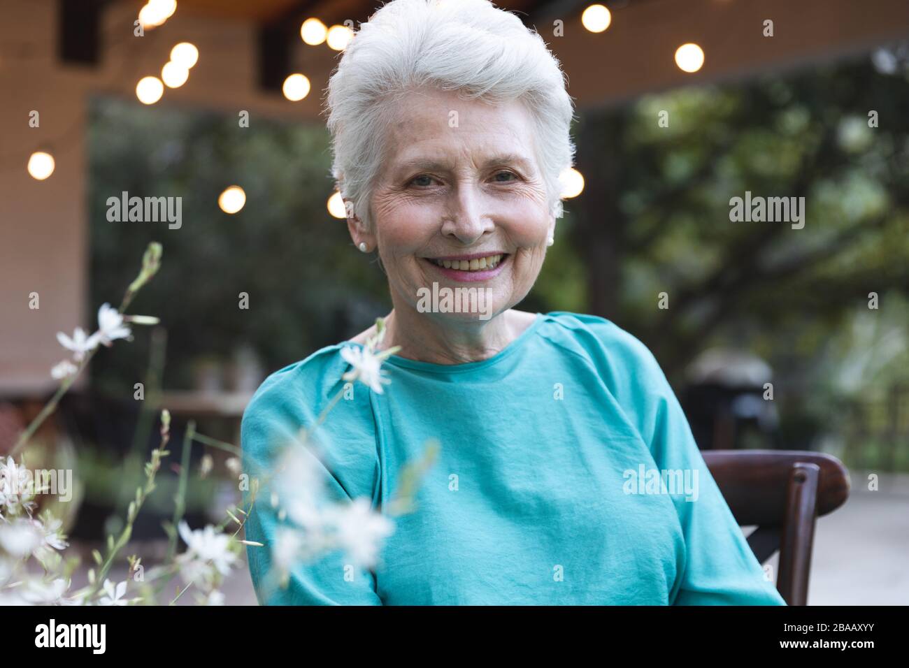 Kaukasische Seniorin zu Hause Stockfoto