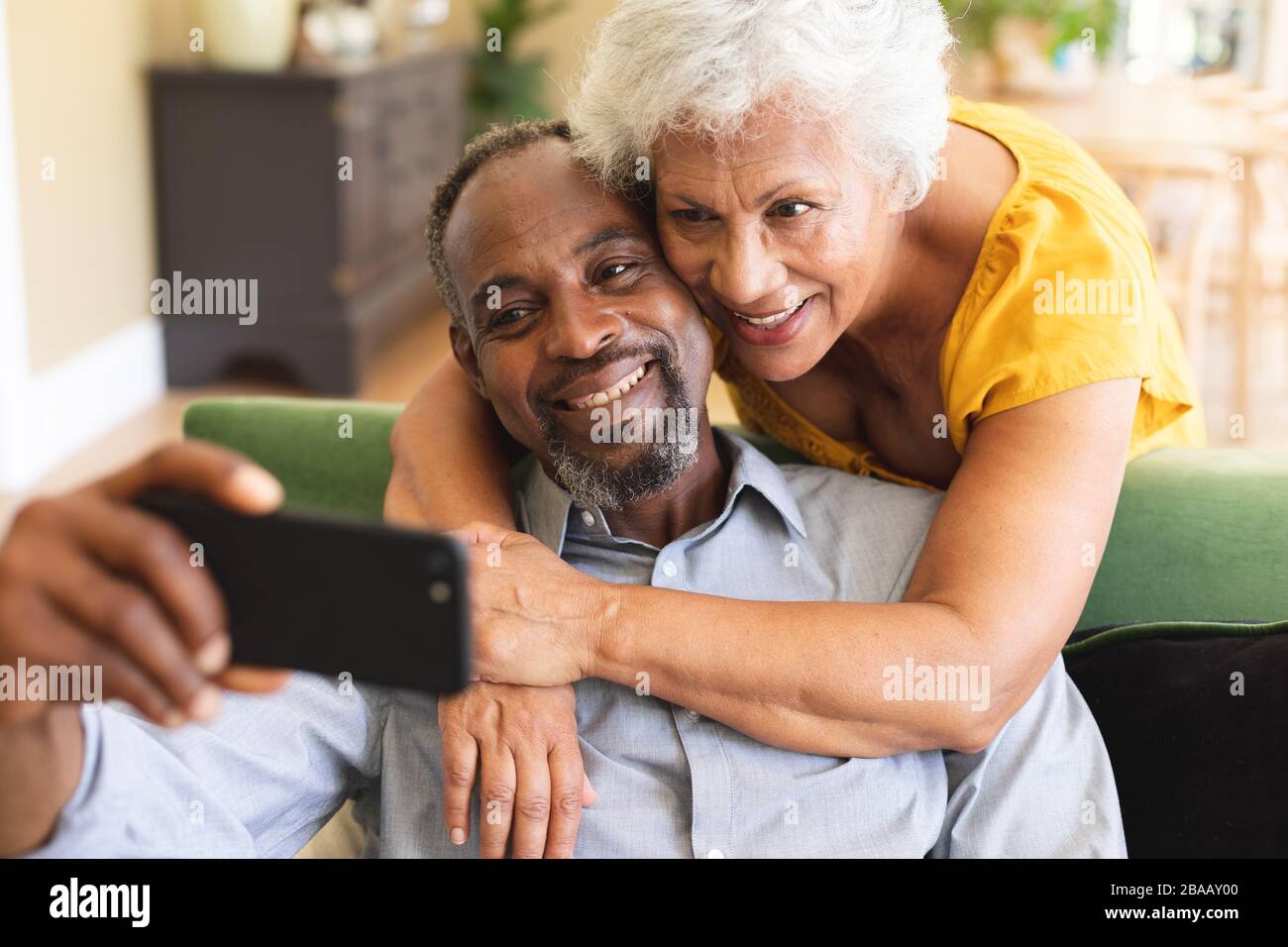 Älteres afroamerikanisches Paar mit der Einnahme von selfie Stockfoto