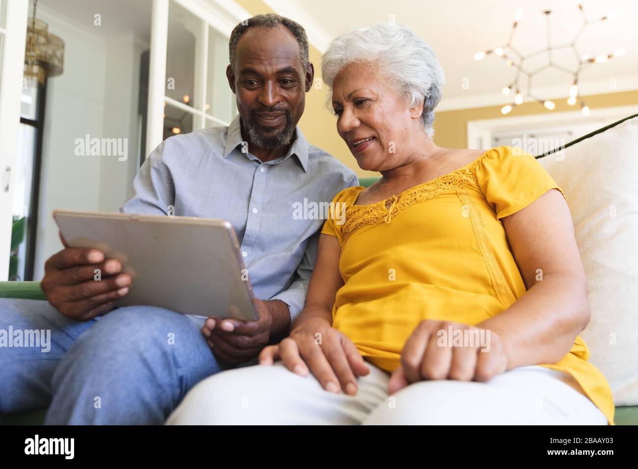 Älteres afroamerikanisches Paar, das digital in einer Form verwendet Stockfoto