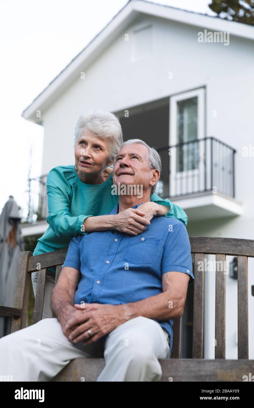 Kaukasisches Senioren-Paar verbringt Zeit zu Hause zusammen Stockfoto