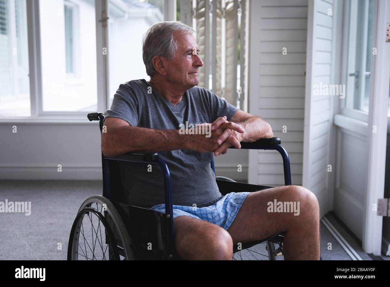 Kaukasischer Senior im Rollstuhl zu Hause Stockfoto