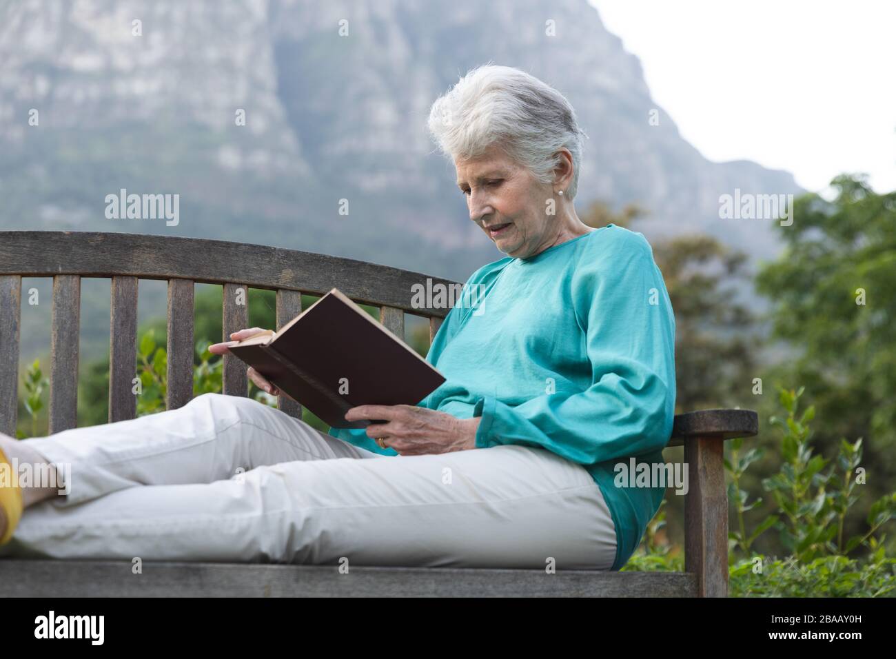 Kaukasische Oberin liest zu Hause ein Buch Stockfoto