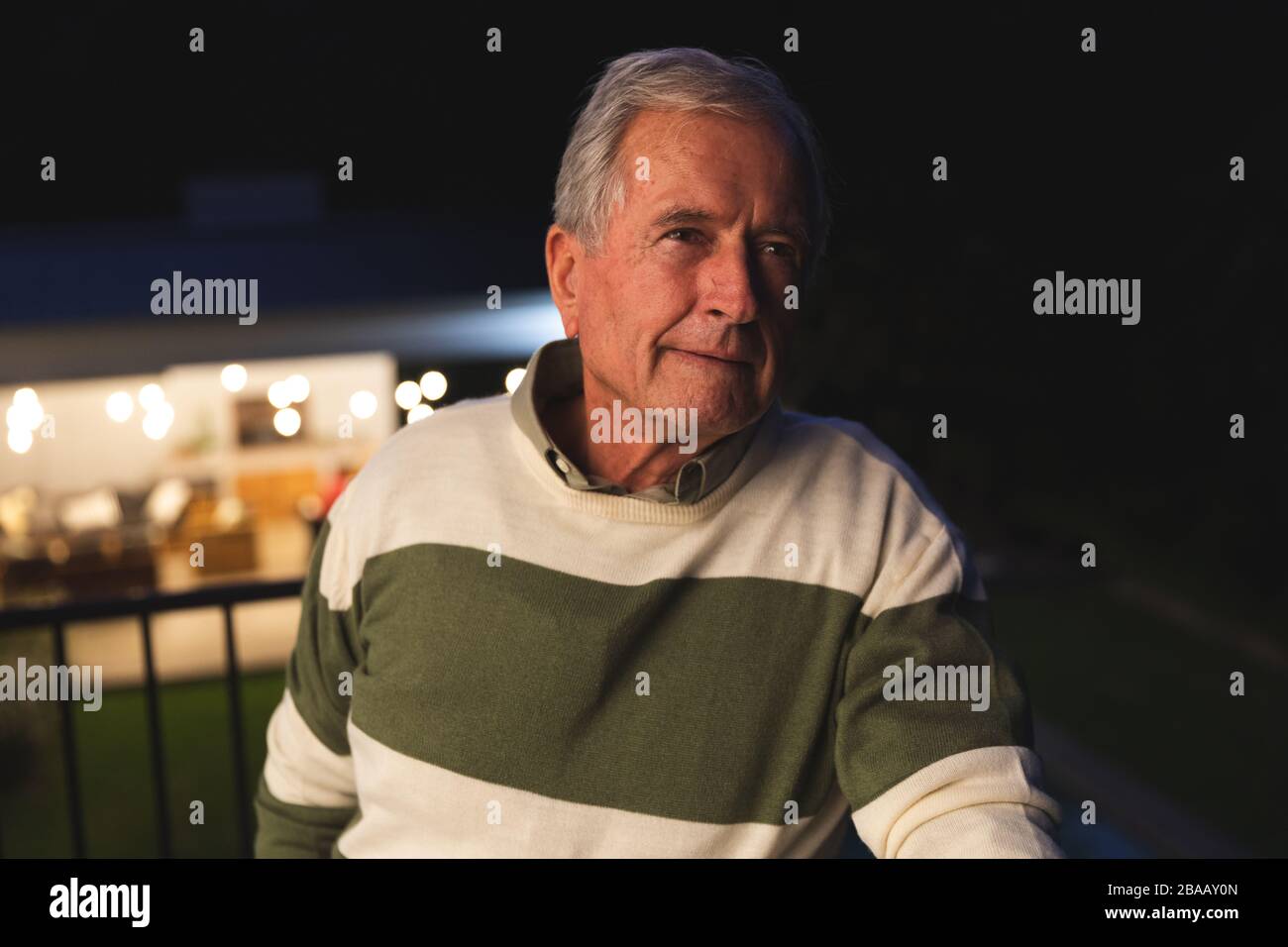 Kaukasischer Senior genießt seine Terrasse Stockfoto