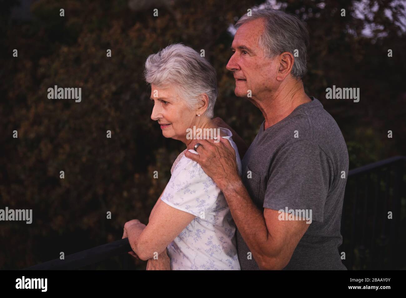 Kaukasisches Senioren-Paar verbringt Zeit zu Hause zusammen Stockfoto