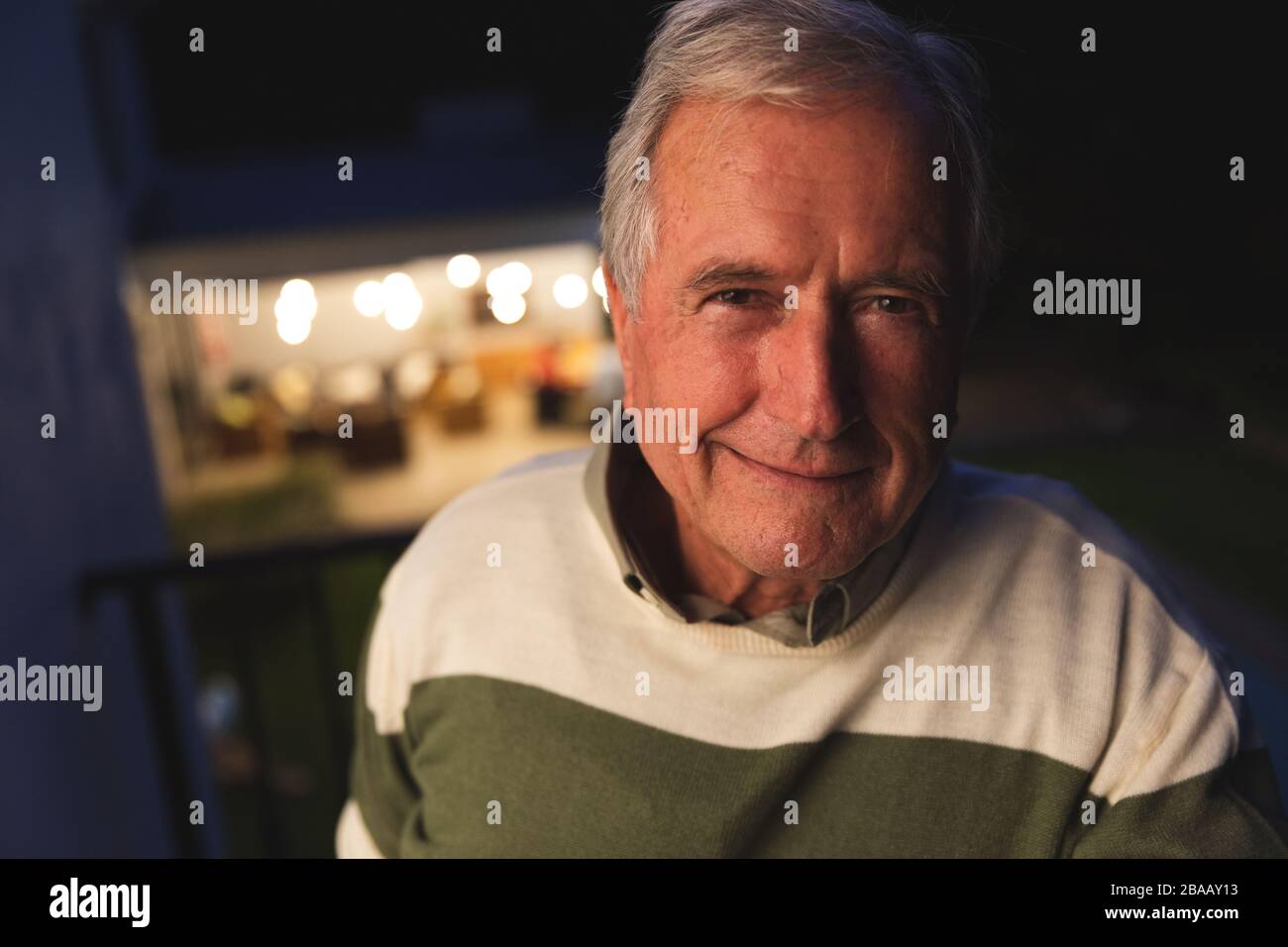 Kaukasischer Senior lächelt zu Hause vor der Kamera Stockfoto