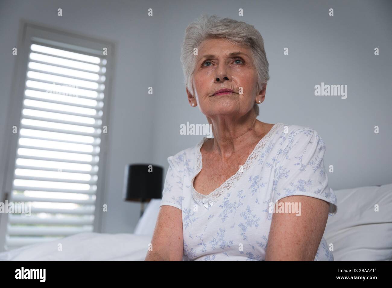 Kaukasische Oberin auf ihrem Bett zu Hause Stockfoto