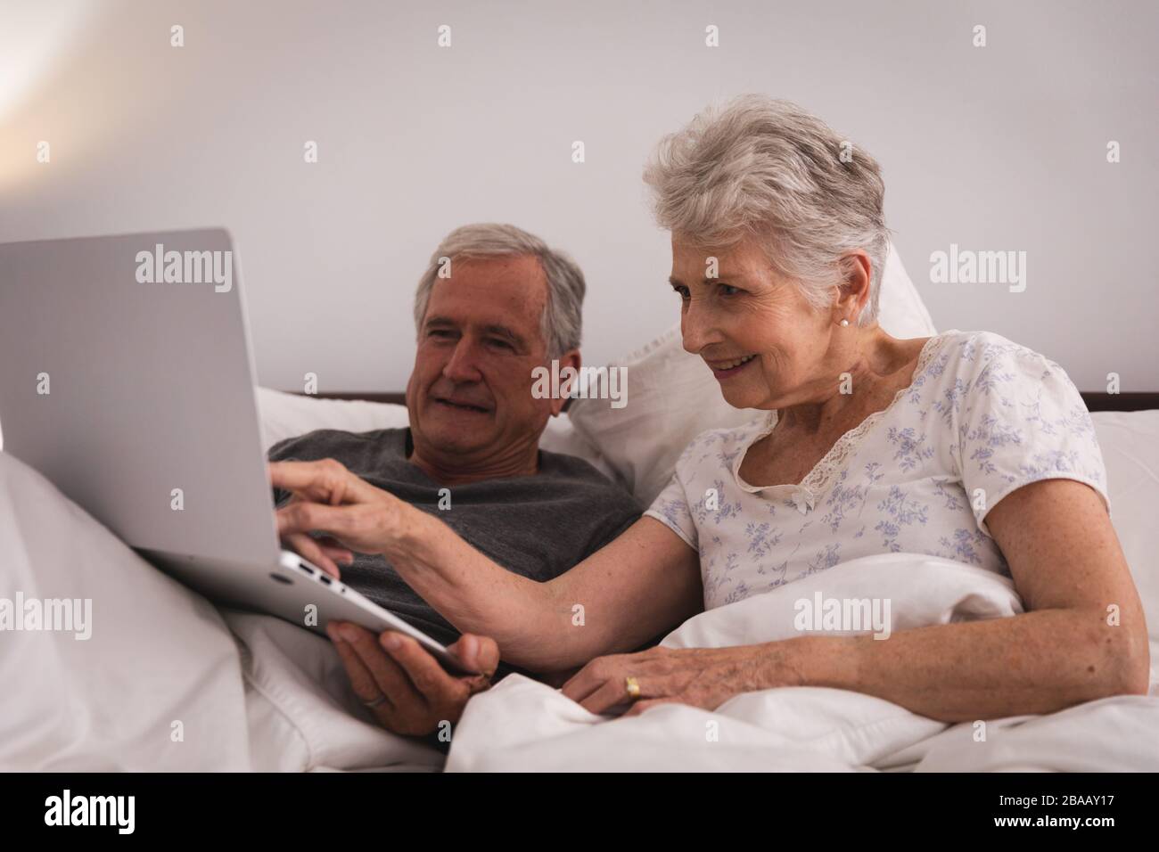 Kaukasisches älteres Paar mit Laptop zu Hause Stockfoto