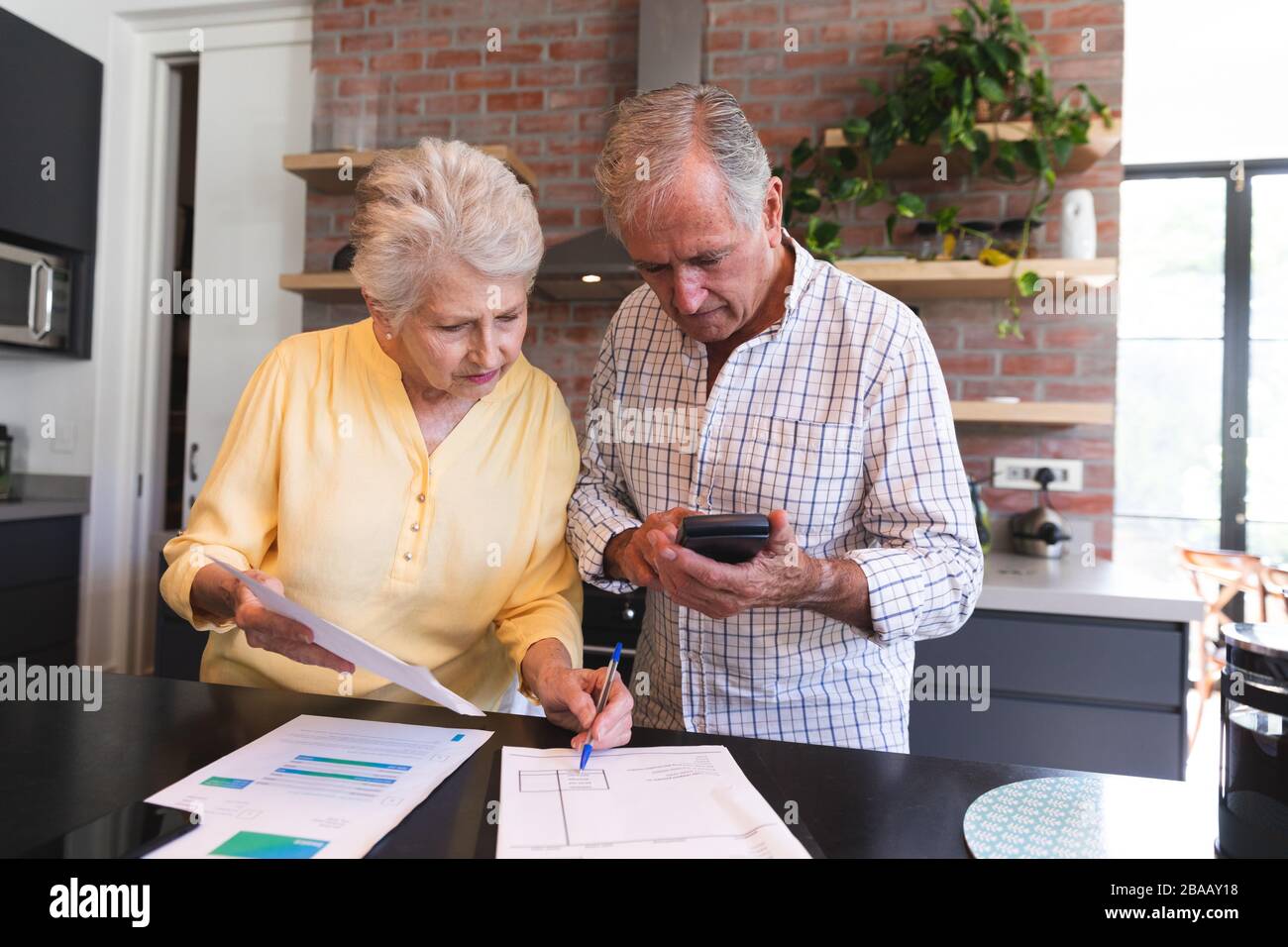 Älteres kaukasisches Paar, das Verwaltungsarbeit leistet Stockfoto