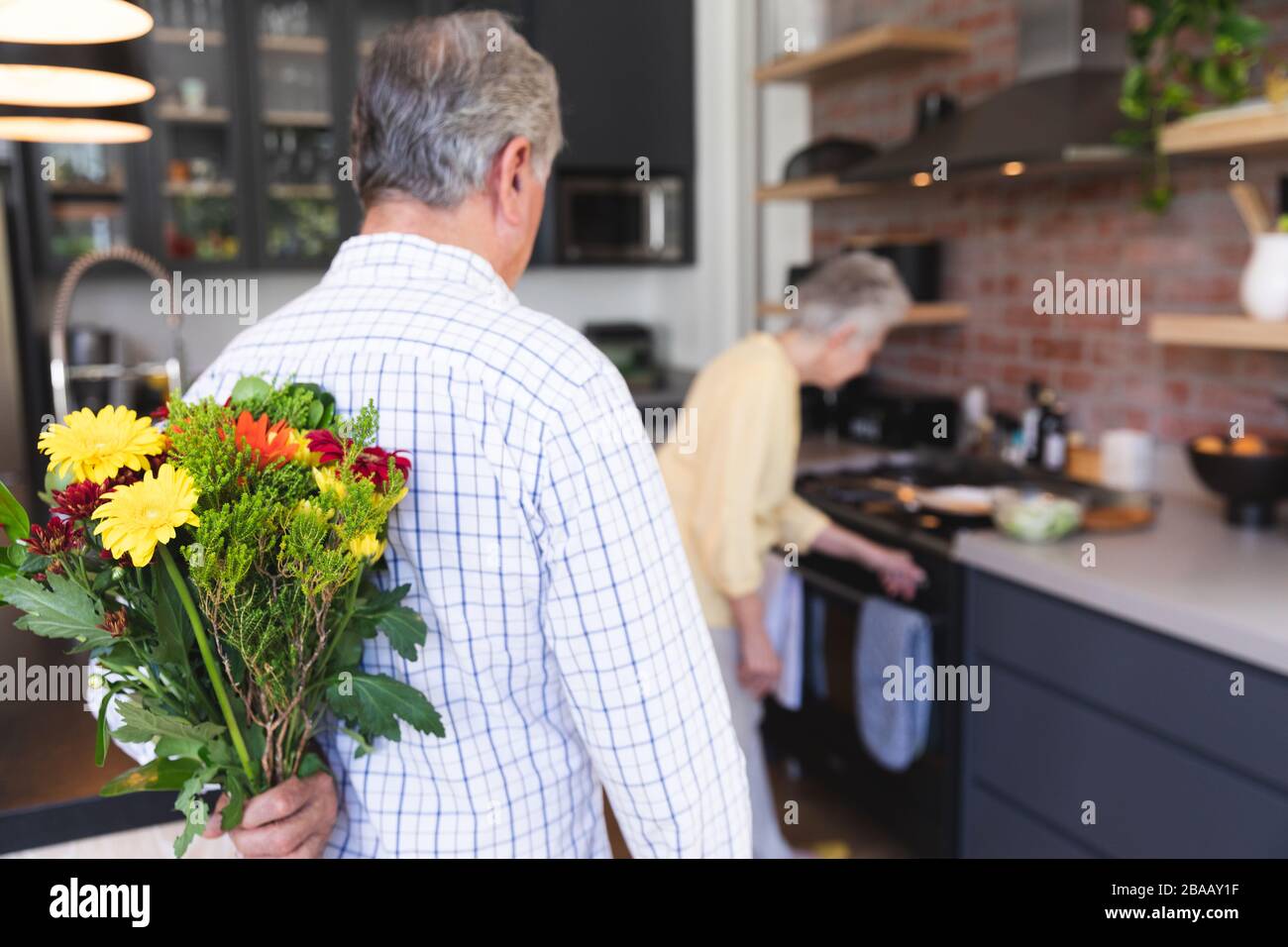 Kaukasischer Senior, der seiner Frau Blumen anbietet Stockfoto