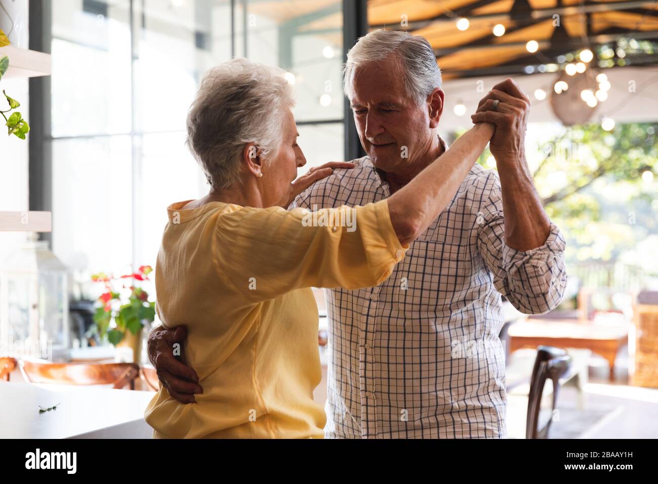 Kaukasisches Senioren-Paar tanzt zu Hause Stockfoto