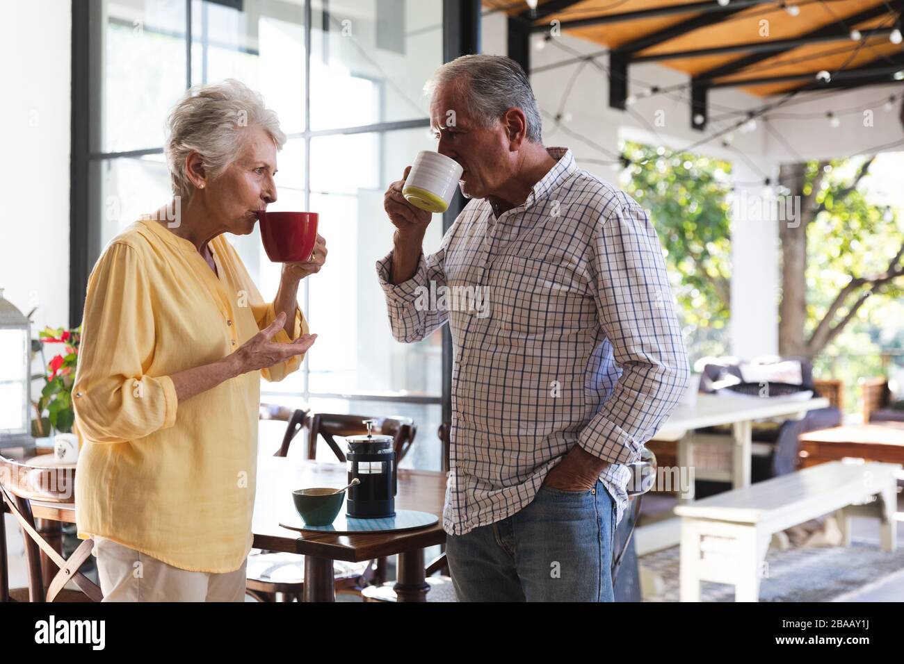 Kaukasisches Senioren-Paar trinkt zu Hause Kaffee zusammen Stockfoto