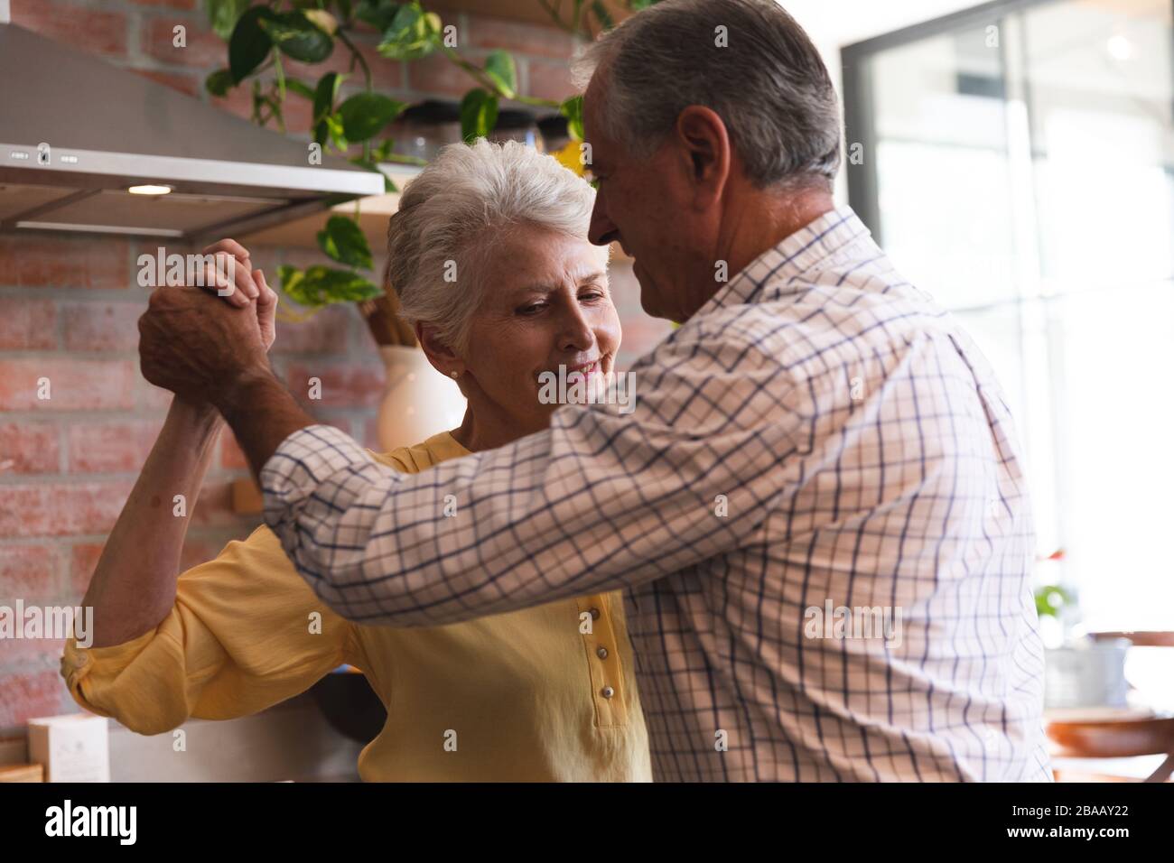 Kaukasisches Senioren-Paar tanzt zu Hause Stockfoto