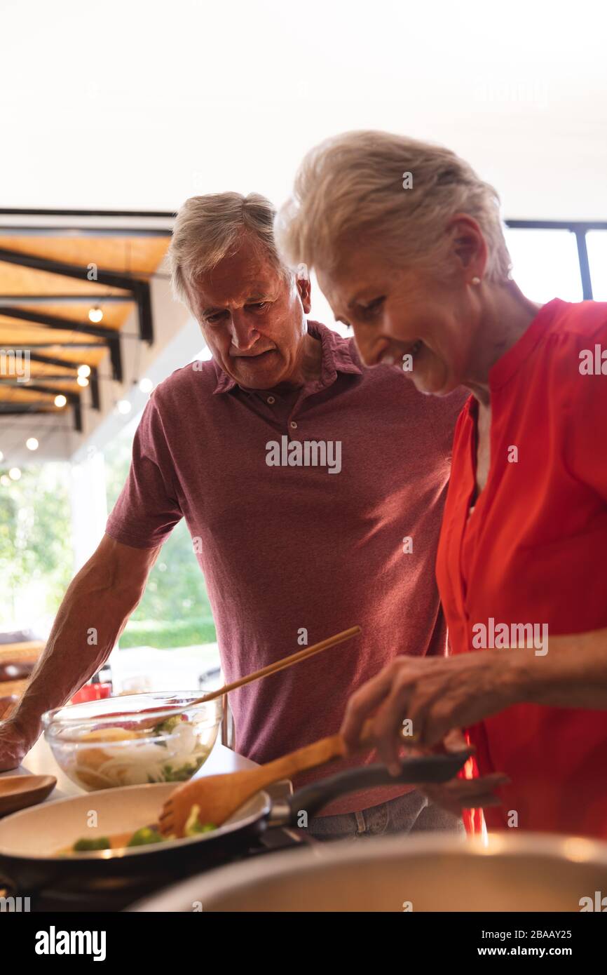 Kaukasisches Senioren-Paar kocht zu Hause zusammen Stockfoto