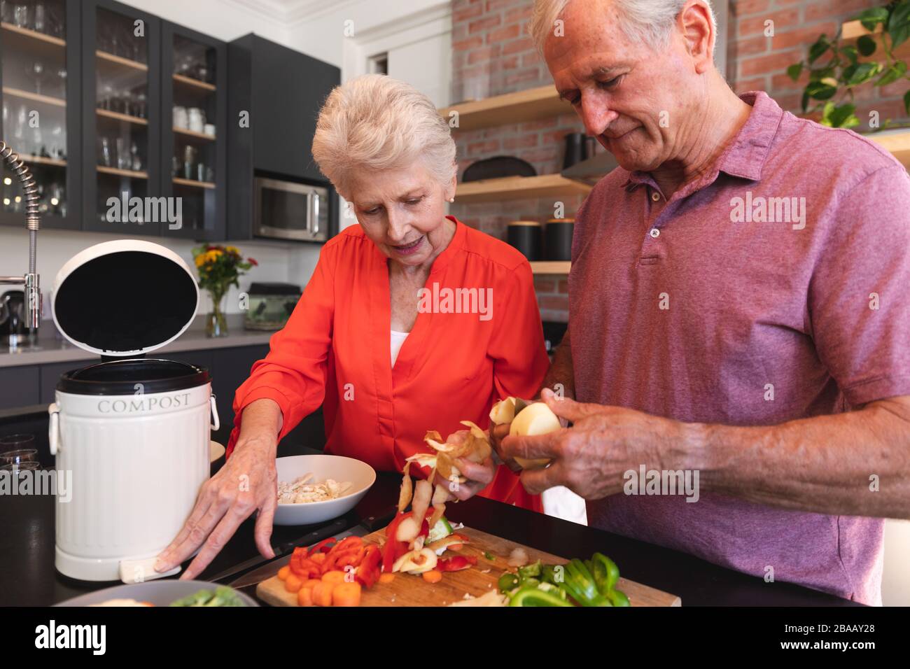 Kaukasisches Senioren-Paar kocht zu Hause zusammen Stockfoto
