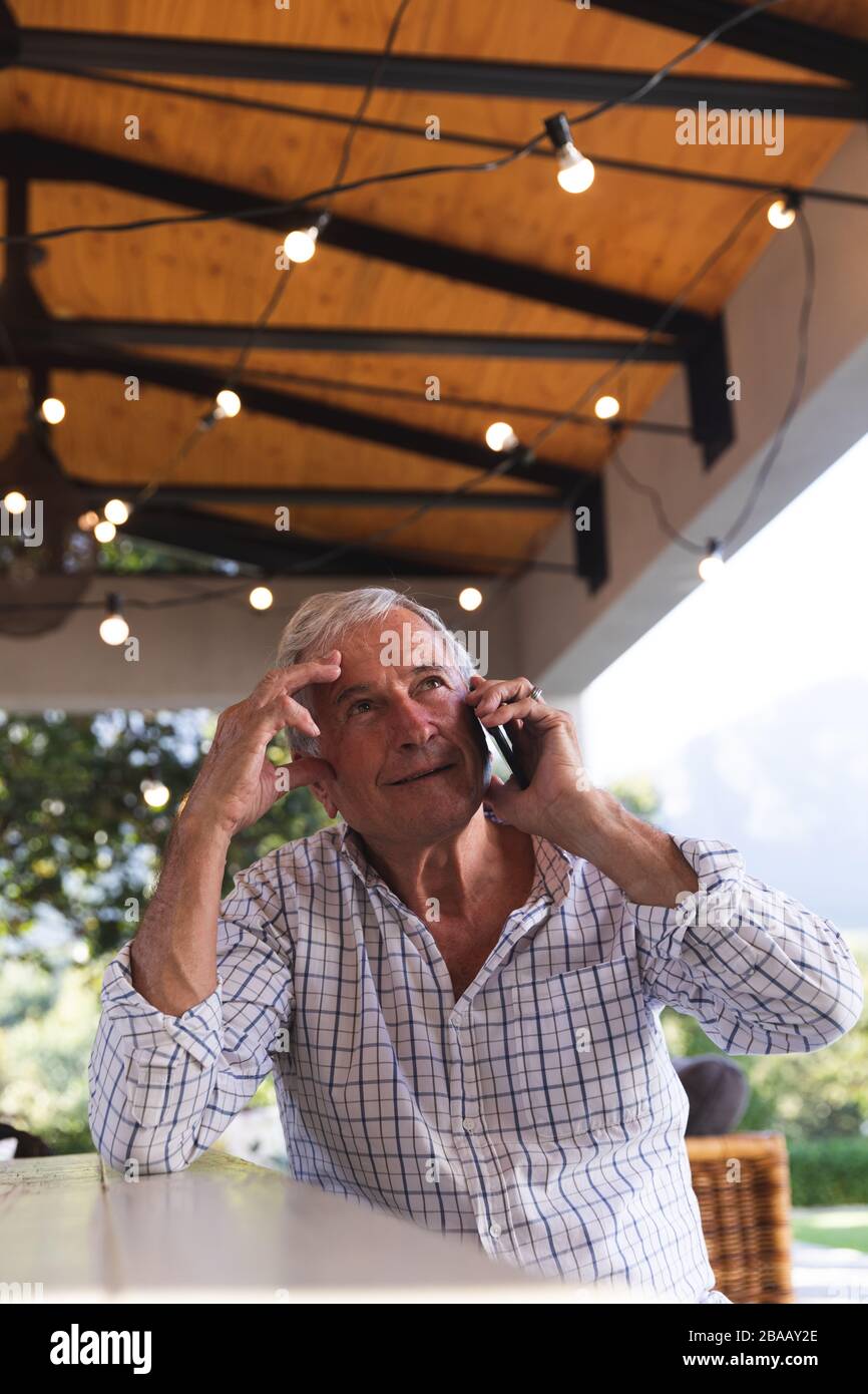 Kaukasischer Senior verwendet Smartphone zu Hause Stockfoto