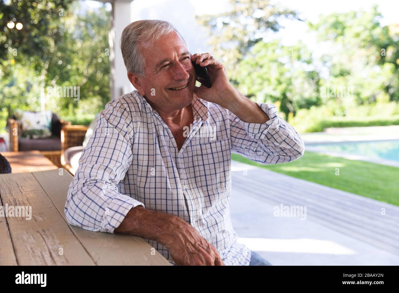 Kaukasischer Senior verwendet Smartphone zu Hause Stockfoto