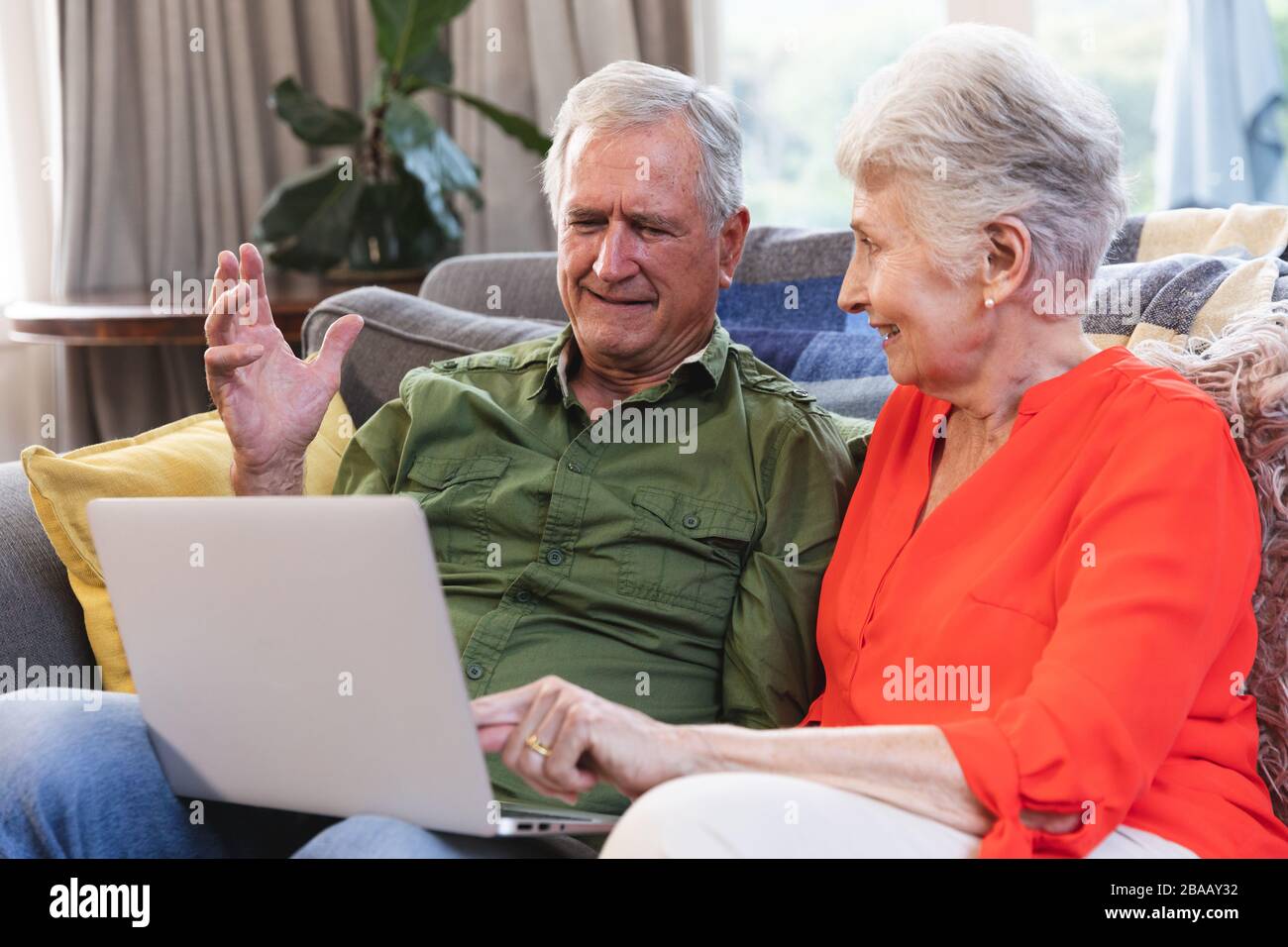 Kaukasisches älteres Paar mit Laptop zu Hause Stockfoto