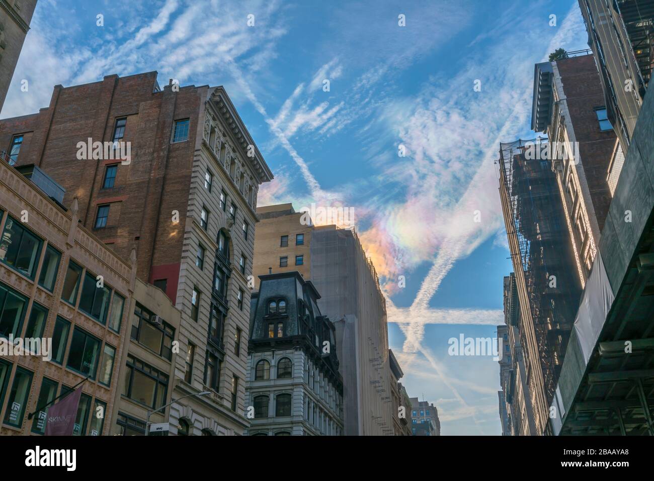 Circumhorizontal Arc Rainbow erscheint im Winter über den Midtown Manhattan Fifth Avenue Gebäuden in New York City, New York, New York, New York, New York, New York, USA am 27. Dezember 2018. Stockfoto