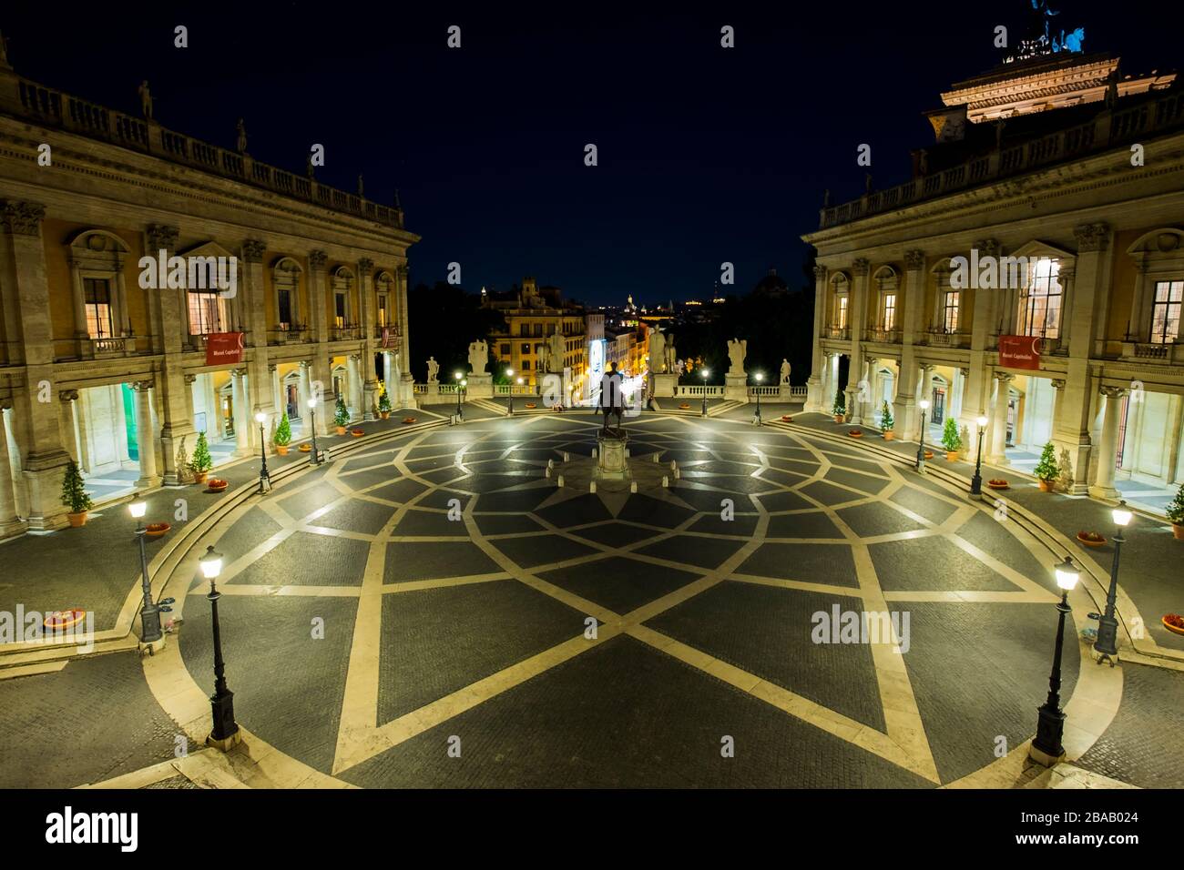 Piazza del Campidoglio, oben auf dem Kapitolinischen Hügel, mit der Fassade des Palazzo Senatorio und der Nachbildung des Reiterstandbildes von M. Aurelius Stockfoto