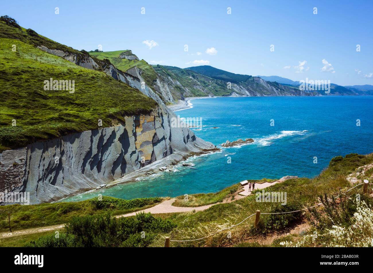Zumaia, Gipuzkoa, Baskenland, Spanien - 15. Juli 2019: Seascape mit Klippen aus Flysch-Felsen. Stockfoto