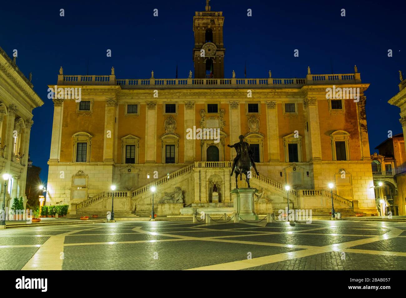 Piazza del Campidoglio, oben auf dem Kapitolinischen Hügel, mit der Fassade des Palazzo Senatorio und der Nachbildung des Reiterstandbildes von M. Aurelius Stockfoto