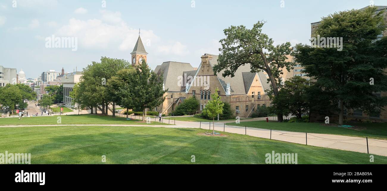 Fußweg und Rasen vor der University of Wisconsin-Madison School of Music, Madison, Dane County, Wisconsin, USA Stockfoto