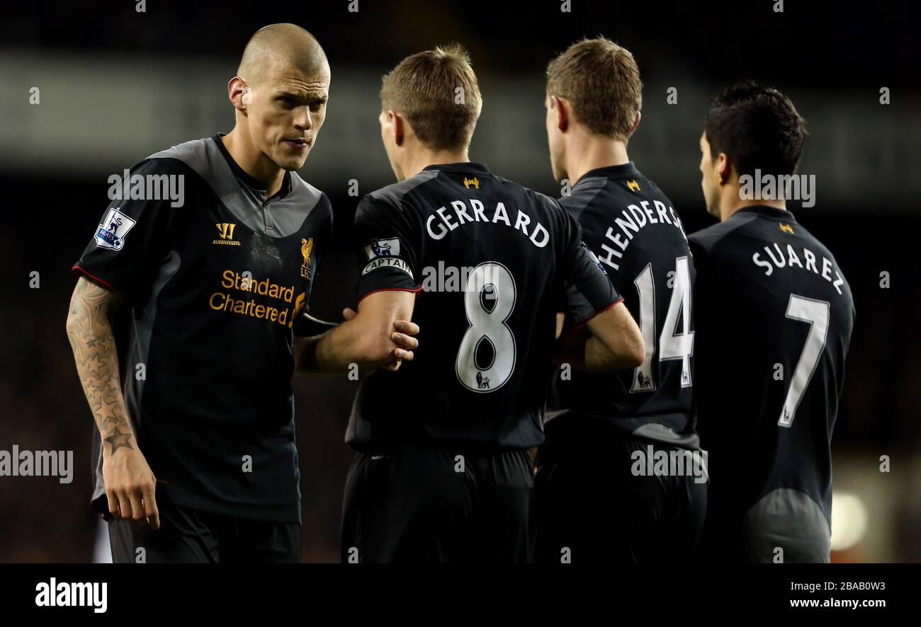 Liverpools Martin Skrtel (ganz links) ist eine Verteidigungsmauer Stockfoto