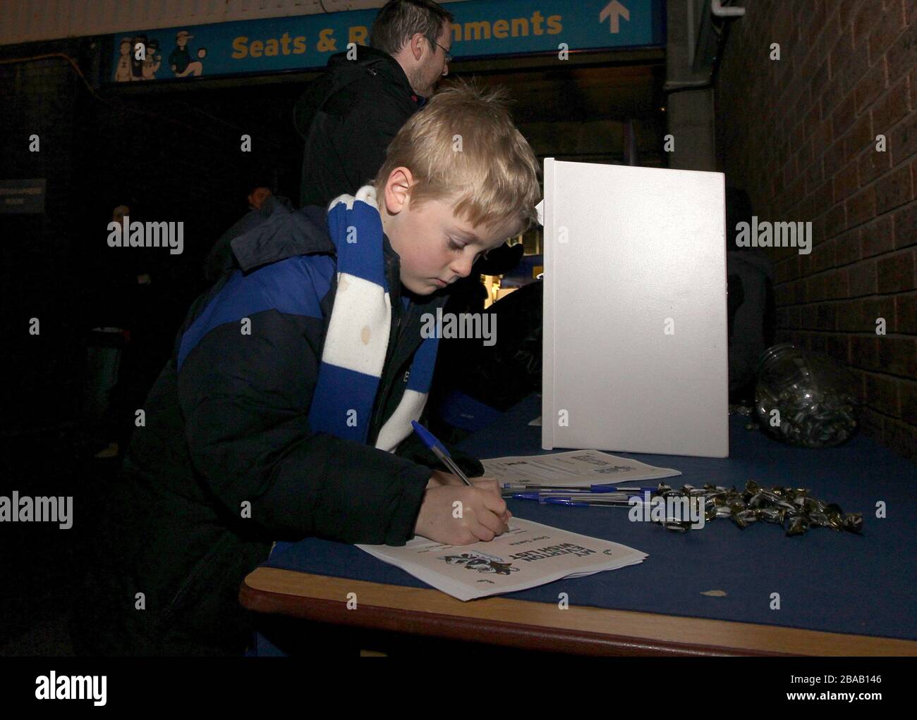 Ein junger Everton-Fan füllt seine Wunschliste von Everton aus Stockfoto