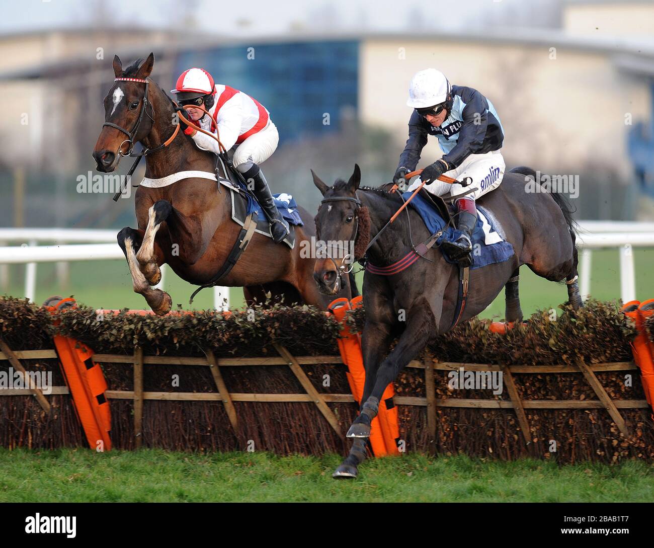 Fair Along geritten von Richard Johnson (rechts) Gewinnern des Pertemps Handicap Hürdenlaufs (Series Qualifier) Stockfoto