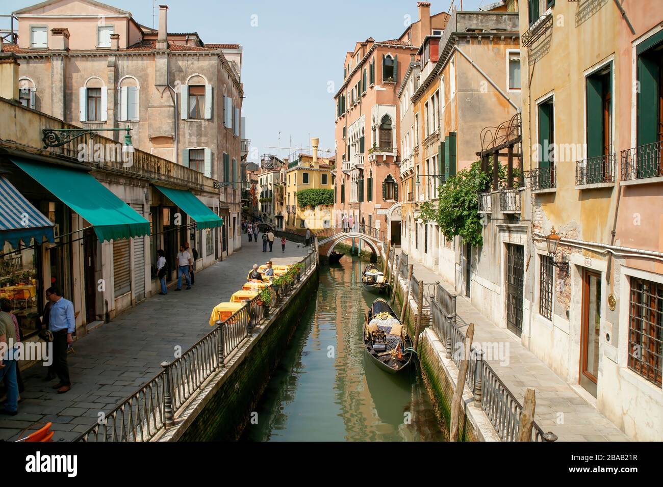 Jeden Tag. Typische Stadtszene mit einem Kanal, Brückengondeln und Leuten, die zu Geschäften und Restaurants laufen. NMR Stockfoto