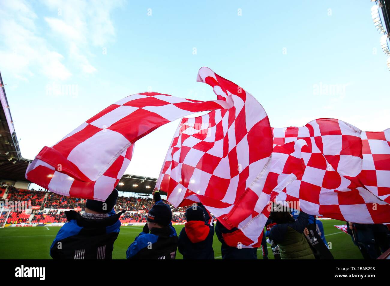 Die jungen Fans von Stoke City winken vor dem Sky Bet Championship Match im BET365 Stadium mit der Flagge der Clubs Stockfoto