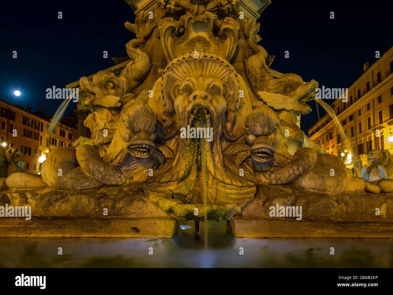 Nachtaufnahmen auf dem Pantheon-Platz. Detail des Springbrunnens der Piazza della Rotonda in Rom, Italien Stockfoto