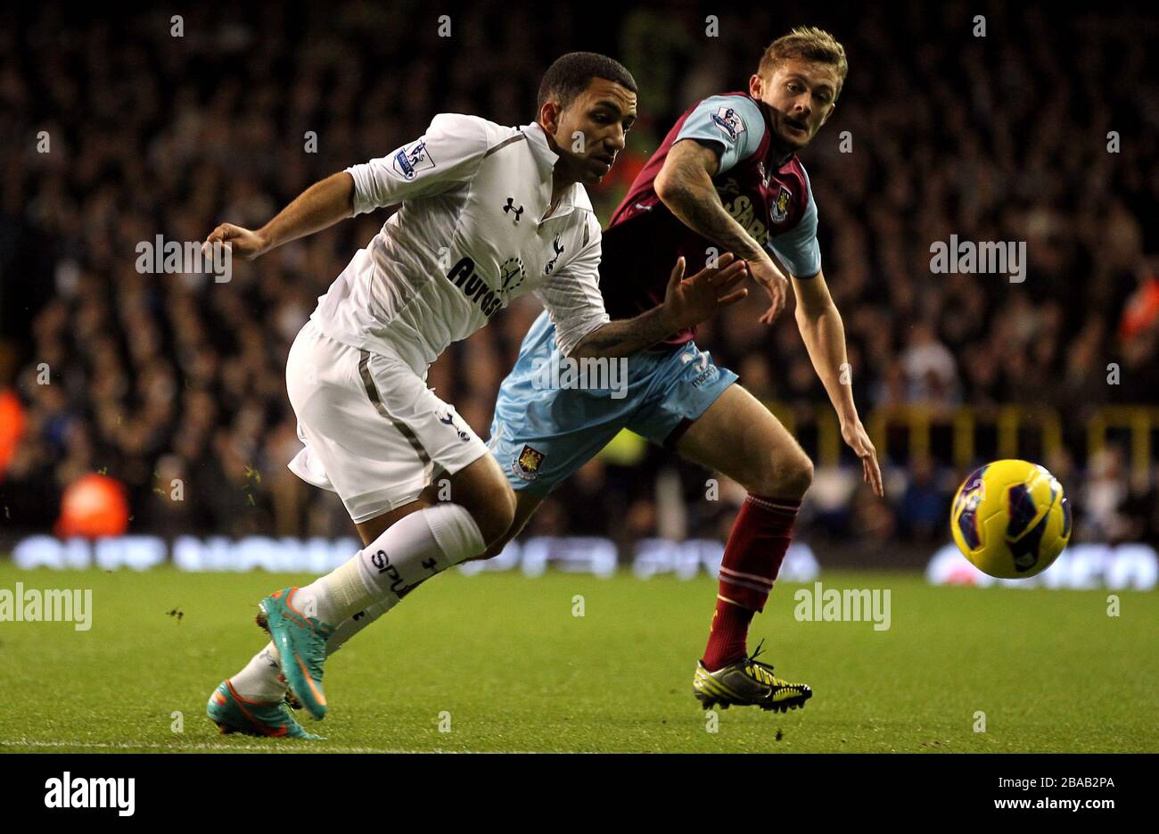 Aaron Lennon von Tottenham Hotspur und George McCartney von West Ham United kämpfen um den Ball Stockfoto